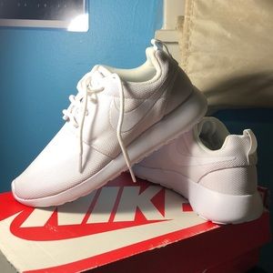 Brand new nike roshe runs